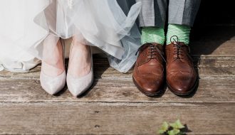 scarpe indossate da una coppia di sposi