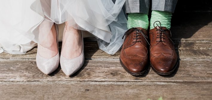 scarpe indossate da una coppia di sposi