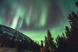 luci di colore verde nel cielo notturno. Aurora boreale