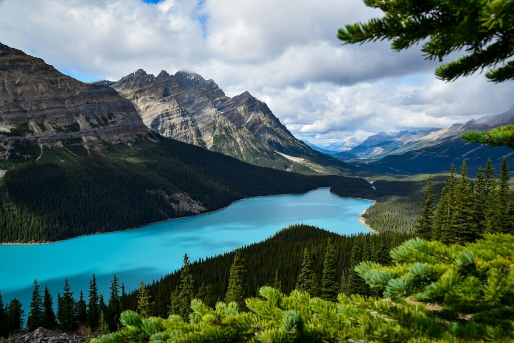 paesaggio montano in Canada occidentale. Viaggi di nozze combinati