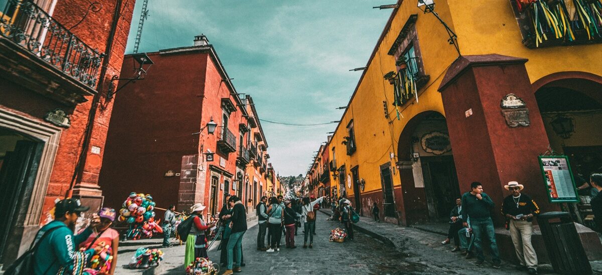 strada colorata di San Miguel de Allende esempio di città coloniale del Messico