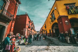 strada colorata di San Miguel de Allende esempio di città coloniale del Messico