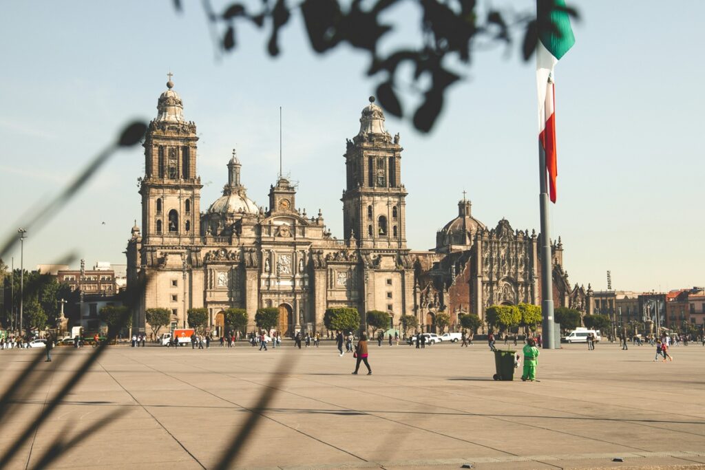 veduta della cattedrale metropolitana di città del messico, che affaccia sullo Zocalo, la piazza principale della città