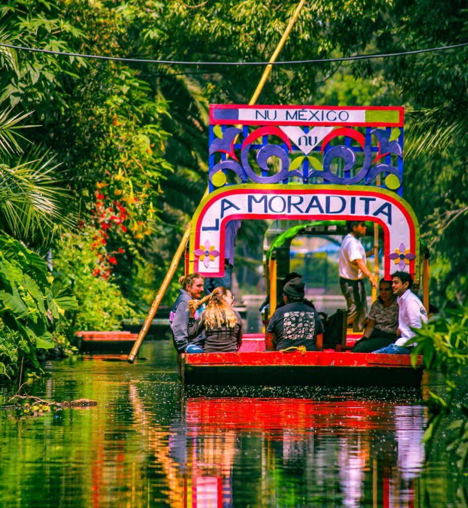 Trajineras colorate nei canali di Xochimilco